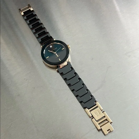 Black and Gold watch - Picture 1 of 4